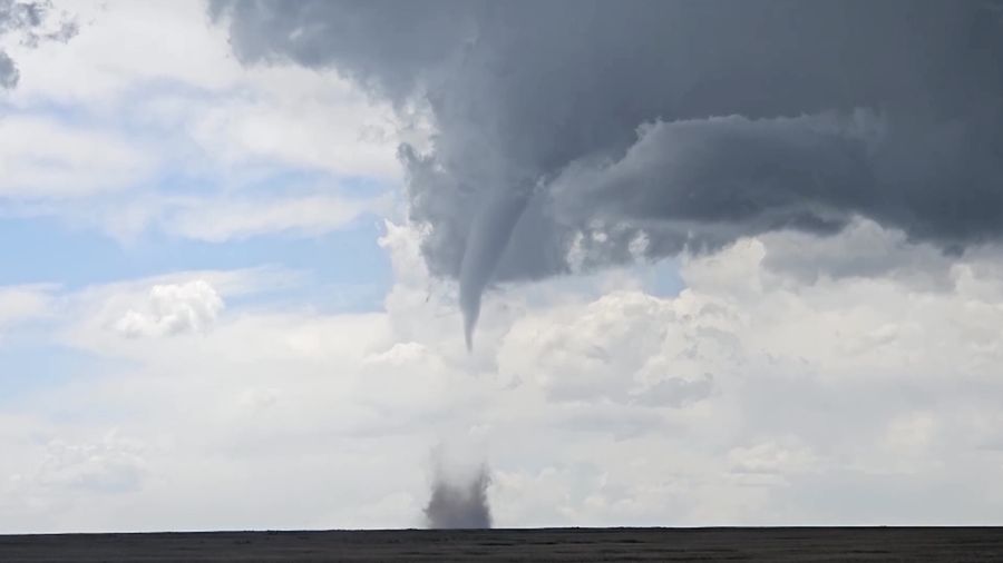 Tornado berputar di Bennett, Colorado, AS, 18 Mei 2025, dalam gambar diam yang diperoleh dari media sosial. (RILEY WINTERS/via REUTERS)
