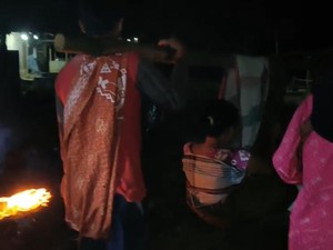 Jalan Rusak Parah, Ibu di Pandeglang Terpaksa Ditandu 1 Km Usai Melahirkan