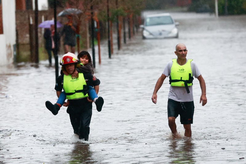 Pemandangan drone menunjukkan banjir yang disebabkan oleh hujan lebat, di Campana, Buenos Aires, Argentina 18 Mei 2025. Pemandangan drone menunjukkan banjir yang disebabkan oleh hujan lebat, di Campana, Buenos Aires, Argentina 18 Mei 2025. (REUTERS/Martin Cossarini)
