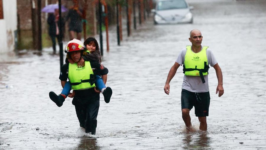 Pemandangan drone menunjukkan banjir yang disebabkan oleh hujan lebat, di Campana, Buenos Aires, Argentina 18 Mei 2025. (REUTERS/Martin Cossarini)