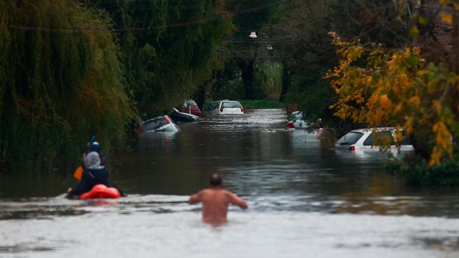 Pemandangan drone menunjukkan banjir yang disebabkan oleh hujan lebat, di Campana, Buenos Aires, Argentina 18 Mei 2025. (REUTERS/Martin Cossarini)