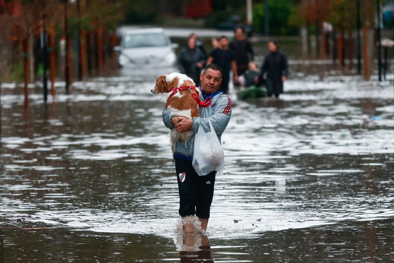 Pemandangan drone menunjukkan banjir yang disebabkan oleh hujan lebat, di Campana, Buenos Aires, Argentina 18 Mei 2025. (REUTERS/Martin Cossarini)