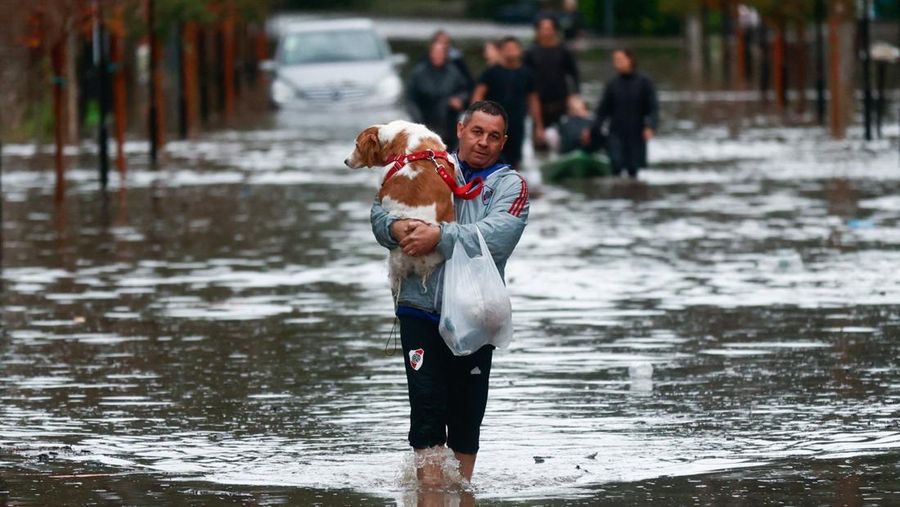Pemandangan drone menunjukkan banjir yang disebabkan oleh hujan lebat, di Campana, Buenos Aires, Argentina 18 Mei 2025. (REUTERS/Martin Cossarini)