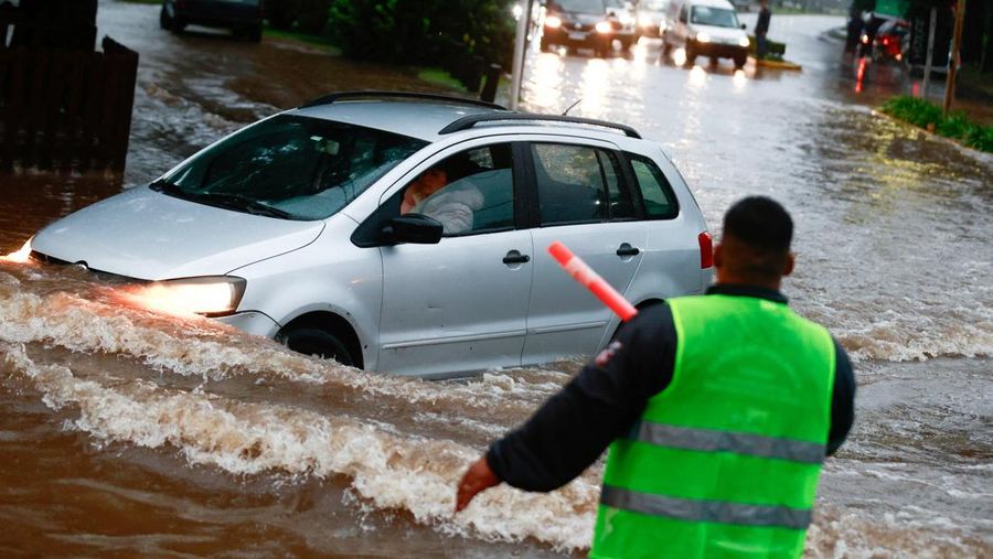 Pemandangan drone menunjukkan banjir yang disebabkan oleh hujan lebat, di Campana, Buenos Aires, Argentina 18 Mei 2025. Pemandangan drone menunjukkan banjir yang disebabkan oleh hujan lebat, di Campana, Buenos Aires, Argentina 18 Mei 2025. (REUTERS/Martin Cossarini)