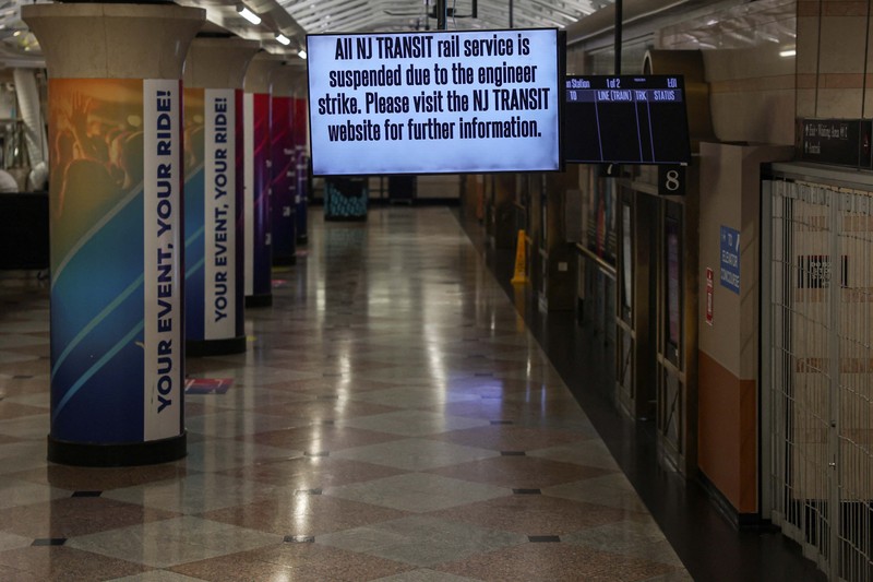 Suasana tidak adanya layanan angkutan umum di New Jersey akibat rencana pemogokan di Penn Station, New York, AS, (REUTERS/Jeenah Moon) Suasana tidak adanya layanan angkutan umum di New Jersey akibat rencana pemogokan di Penn Station, New York, AS, (REUTERS/Jeenah Moon)