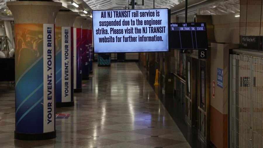 Suasana tidak adanya layanan angkutan umum di New Jersey akibat rencana pemogokan di Penn Station, New York, AS, (REUTERS/Jeenah Moon)