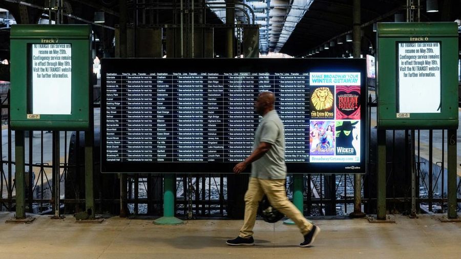 Suasana tidak adanya layanan angkutan umum di New Jersey akibat rencana pemogokan di Penn Station, New York, AS, (REUTERS/Jeenah Moon)