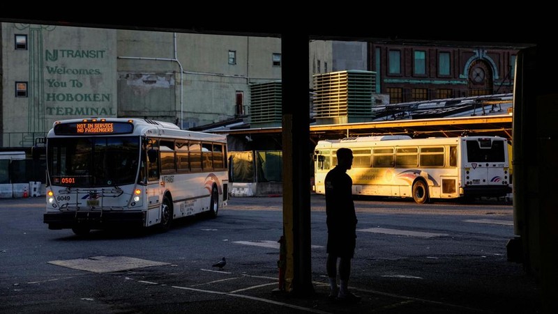 Suasana tiada adanya layanan angkutan umum di dalam New Jersey akibat rencana pemogokan di dalam Penn Station, New York, AS, (REUTERS/Jeenah Moon)