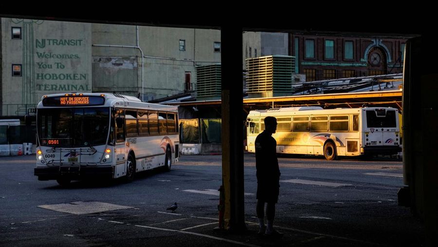 Suasana tidak adanya layanan angkutan umum di New Jersey akibat rencana pemogokan di Penn Station, New York, AS, (REUTERS/Jeenah Moon) Suasana tidak adanya layanan angkutan umum di New Jersey akibat rencana pemogokan di Penn Station, New York, AS, (REUTERS/Jeenah Moon)