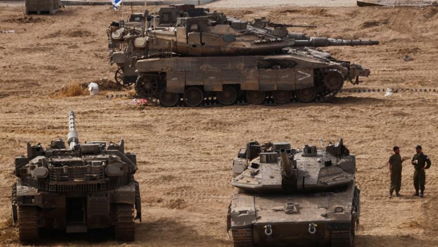 Sebuah tank Israel bermanuver di Gaza, seperti yang terlihat dari sisi Israel di perbatasan Israel-Gaza, 16 Mei 2025. (REUTERS/Ammar Awad)