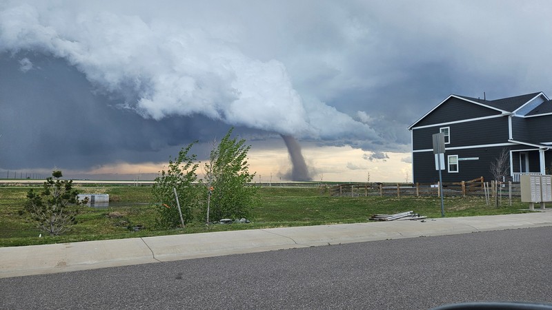 Tornado berputar di Bennett, Colorado, AS, 18 Mei 2025, dalam gambar diam yang diperoleh dari media sosial. (RILEY WINTERS/via REUTERS)