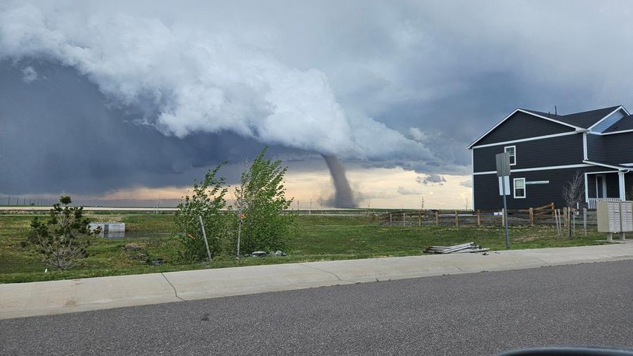 Tornado berputar di Bennett, Colorado, AS, 18 Mei 2025, dalam gambar diam yang diperoleh dari media sosial. (RILEY WINTERS/via REUTERS)