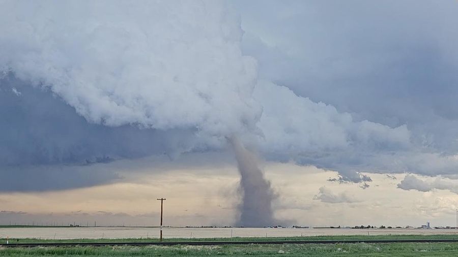 Tornado berputar di Bennett, Colorado, AS, 18 Mei 2025, dalam gambar diam yang diperoleh dari media sosial. (RILEY WINTERS/via REUTERS)