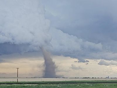 Enam Orang Tewas Diterjang Tornado, Jalanan Kacau Balau