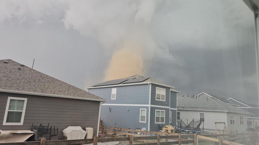 Tornado berputar di Bennett, Colorado, AS, 18 Mei 2025, dalam gambar diam yang diperoleh dari media sosial. (RILEY WINTERS/via REUTERS)