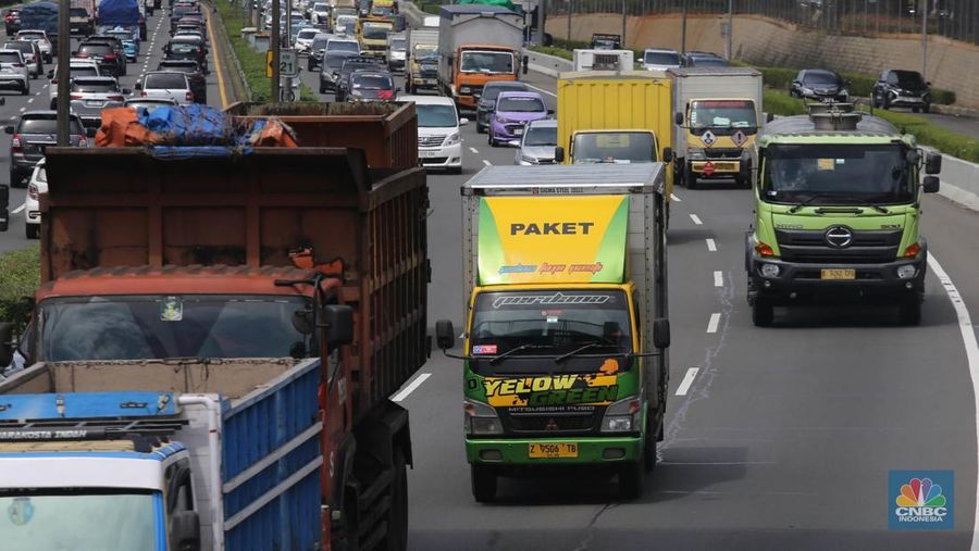 Truk melintas di Jalan Tol Lingkar Luar, Jakarta, (19/5/2025). Rencana pemerintah untuk menertibkan truk over dimension over load (ODOL) mulai menunjukkan hasil. Menteri Koordinator Bidang Infrastruktur dan Pembangunan Kewilayahan Agus Harimurti Yudhoyono atau AHY menegaskan Indonesia bebas truk ODOL pada tahun depan atau 2026 mendatang. (CNBC Indonesia/Muhammad Sabki)