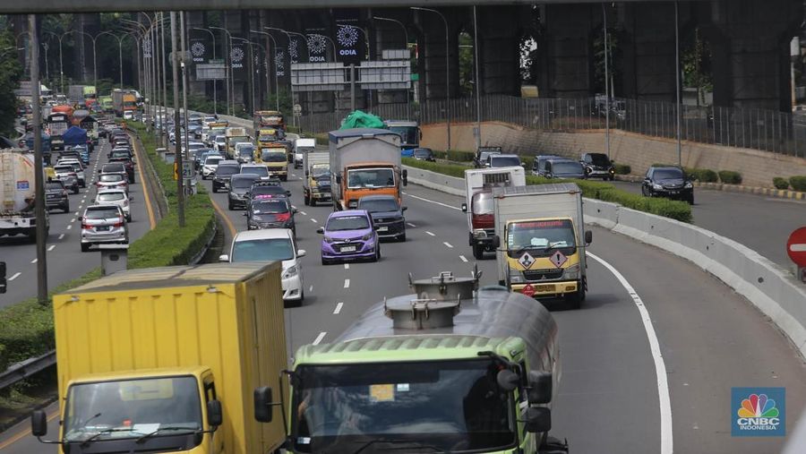 Truk melintas di Jalan Tol Lingkar Luar, Jakarta, (19/5/2025). Rencana pemerintah untuk menertibkan truk over dimension over load (ODOL) mulai menunjukkan hasil. Menteri Koordinator Bidang Infrastruktur dan Pembangunan Kewilayahan Agus Harimurti Yudhoyono atau AHY menegaskan Indonesia bebas truk ODOL pada tahun depan atau 2026 mendatang. (CNBC Indonesia/Muhammad Sabki)