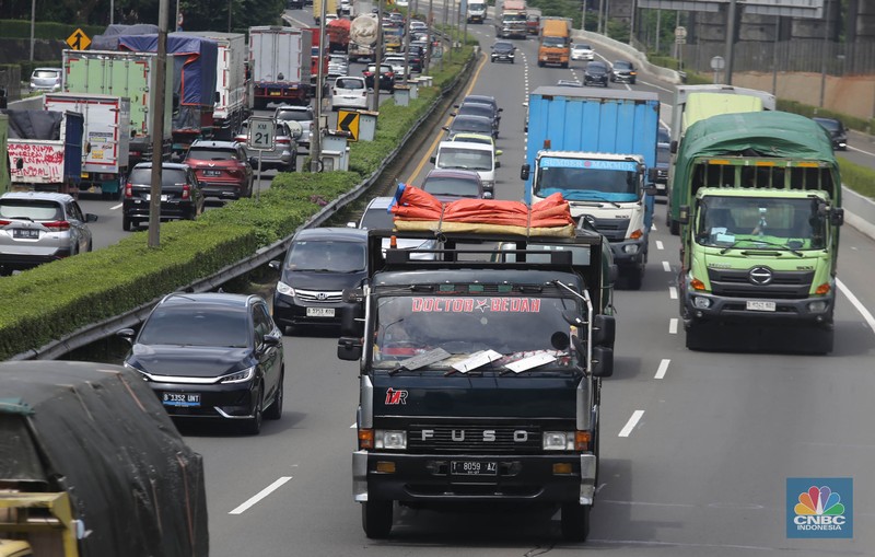 Truk melintas di Jalan Tol Lingkar Luar, Jakarta, (19/5/2025). Rencana pemerintah untuk menertibkan truk over dimension over load (ODOL) mulai menunjukkan hasil. Menteri Koordinator Bidang Infrastruktur dan Pembangunan Kewilayahan Agus Harimurti Yudhoyono atau AHY menegaskan Indonesia bebas truk ODOL pada tahun depan atau 2026 mendatang. (CNBC Indonesia/Muhammad Sabki) Truk melintas di Jalan Tol Lingkar Luar, Jakarta, (19/5/2025). Rencana pemerintah untuk menertibkan truk over dimension over load (ODOL) mulai menunjukkan hasil. Menteri Koordinator Bidang Infrastruktur dan Pembangunan Kewilayahan Agus Harimurti Yudhoyono atau AHY menegaskan Indonesia bebas truk ODOL pada tahun depan atau 2026 mendatang. (CNBC Indonesia/Muhammad Sabki)