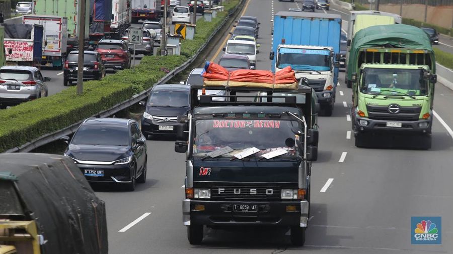 Truk melintas di Jalan Tol Lingkar Luar, Jakarta, (19/5/2025). Rencana pemerintah untuk menertibkan truk over dimension over load (ODOL) mulai menunjukkan hasil. Menteri Koordinator Bidang Infrastruktur dan Pembangunan Kewilayahan Agus Harimurti Yudhoyono atau AHY menegaskan Indonesia bebas truk ODOL pada tahun depan atau 2026 mendatang. (CNBC Indonesia/Muhammad Sabki)