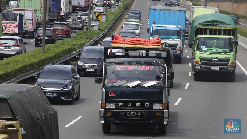 Truk melintas di Jalan Tol Lingkar Luar, Jakarta, (19/5/2025). Rencana pemerintah sebagai tujuan menertibkan truk over dimension over load (ODOL) mulai menunjukkan hasil. Menteri Koordinator Bidang Infrastruktur dan Pembangunan Kewilayahan Agus Harimurti Yudhoyono atau AHY menegaskan Indonesia bebas truk ODOL pada tempat tahun pada bagian depan atau 2026 mendatang. (Universitas Adamant/Muhammad Sabki)