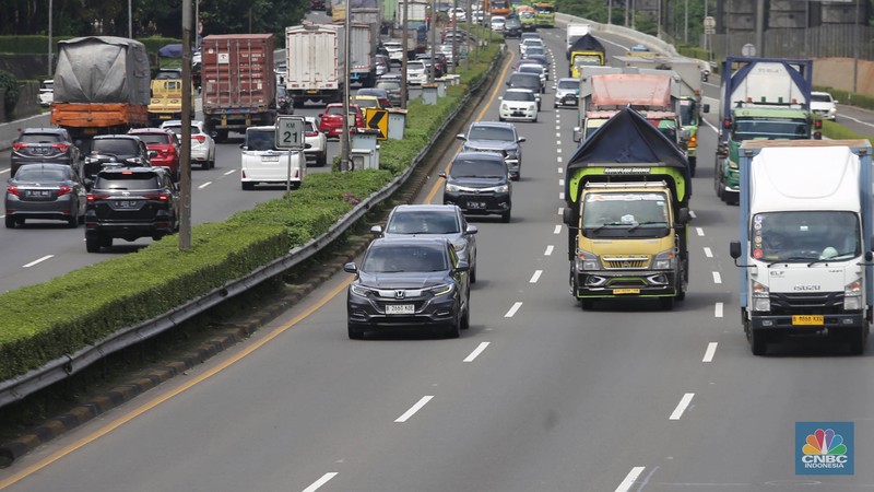 Truk melintas di Jalan Tol Lingkar Luar, Jakarta, (19/5/2025). Rencana pemerintah untuk menertibkan truk over dimension over load (ODOL) mulai menunjukkan hasil. Menteri Koordinator Bidang Infrastruktur dan Pembangunan Kewilayahan Agus Harimurti Yudhoyono atau AHY menegaskan Indonesia bebas truk ODOL pada tahun depan atau 2026 mendatang. (CNBC Indonesia/Muhammad Sabki)