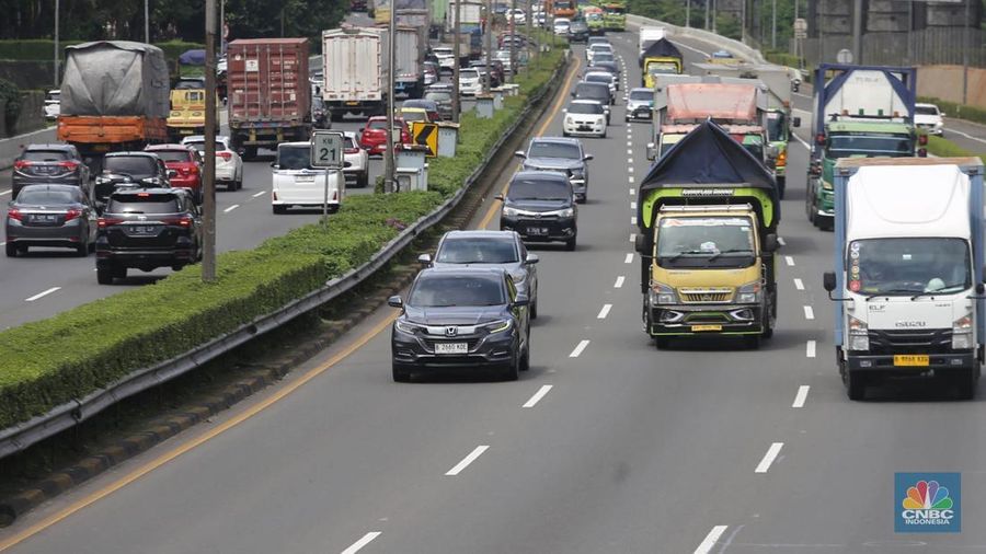 Truk melintas di Jalan Tol Lingkar Luar, Jakarta, (19/5/2025). Rencana pemerintah untuk menertibkan truk over dimension over load (ODOL) mulai menunjukkan hasil. Menteri Koordinator Bidang Infrastruktur dan Pembangunan Kewilayahan Agus Harimurti Yudhoyono atau AHY menegaskan Indonesia bebas truk ODOL pada tahun depan atau 2026 mendatang. (CNBC Indonesia/Muhammad Sabki)