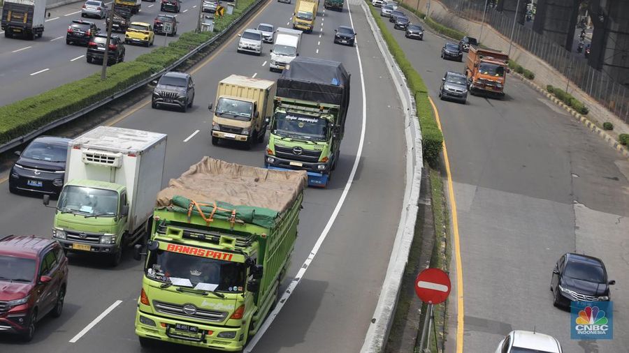 Truk melintas di Jalan Tol Lingkar Luar, Jakarta, (19/5/2025). Rencana pemerintah untuk menertibkan truk over dimension over load (ODOL) mulai menunjukkan hasil. Menteri Koordinator Bidang Infrastruktur dan Pembangunan Kewilayahan Agus Harimurti Yudhoyono atau AHY menegaskan Indonesia bebas truk ODOL pada tahun depan atau 2026 mendatang. (CNBC Indonesia/Muhammad Sabki)
