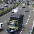 Truk melintas di Jalan Tol Lingkar Luar, Jakarta, (19/5/2025). Rencana pemerintah untuk menertibkan truk over dimension over load (ODOL) mulai menunjukkan hasil. Menteri Koordinator Bidang Infrastruktur dan Pembangunan Kewilayahan Agus Harimurti Yudh