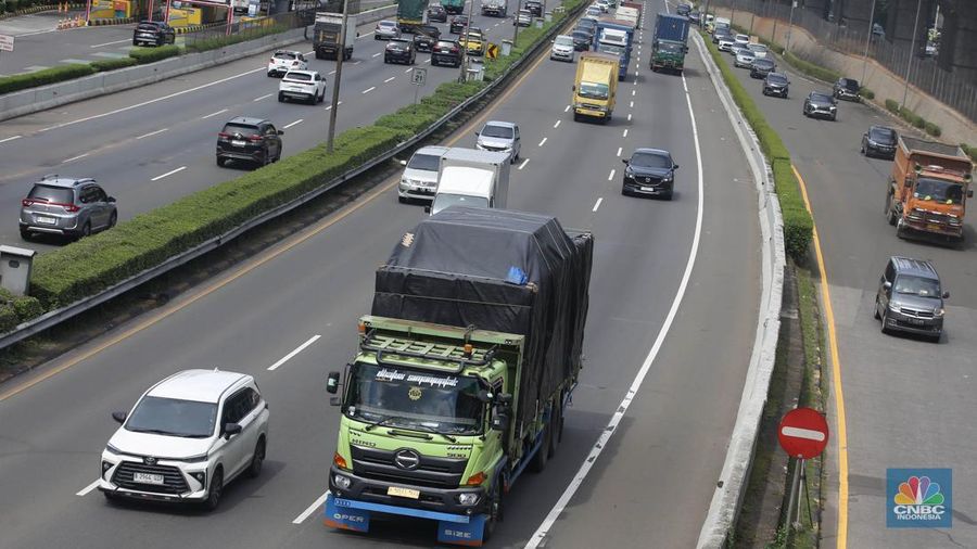 Truk melintas di Jalan Tol Lingkar Luar, Jakarta, (19/5/2025). Rencana pemerintah untuk menertibkan truk over dimension over load (ODOL) mulai menunjukkan hasil. Menteri Koordinator Bidang Infrastruktur dan Pembangunan Kewilayahan Agus Harimurti Yudhoyono atau AHY menegaskan Indonesia bebas truk ODOL pada tahun depan atau 2026 mendatang. (CNBC Indonesia/Muhammad Sabki)