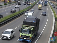 Truk melintas di Jalan Tol Lingkar Luar, Jakarta, (19/5/2025). Rencana pemerintah untuk menertibkan truk over dimension over load (ODOL) mulai menunjukkan hasil. Menteri Koordinator Bidang Infrastruktur dan Pembangunan Kewilayahan Agus Harimurti Yudh
