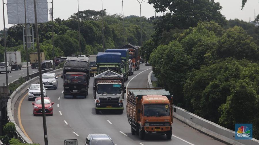 Truk melintas di Jalan Tol Lingkar Luar, Jakarta, (19/5/2025). Rencana pemerintah untuk menertibkan truk over dimension over load (ODOL) mulai menunjukkan hasil. Menteri Koordinator Bidang Infrastruktur dan Pembangunan Kewilayahan Agus Harimurti Yudhoyono atau AHY menegaskan Indonesia bebas truk ODOL pada tahun depan atau 2026 mendatang. (CNBC Indonesia/Muhammad Sabki) Truk melintas di Jalan Tol Lingkar Luar, Jakarta, (19/5/2025). Rencana pemerintah untuk menertibkan truk over dimension over load (ODOL) mulai menunjukkan hasil. Menteri Koordinator Bidang Infrastruktur dan Pembangunan Kewilayahan Agus Harimurti Yudhoyono atau AHY menegaskan Indonesia bebas truk ODOL pada tahun depan atau 2026 mendatang. (CNBC Indonesia/Muhammad Sabki)