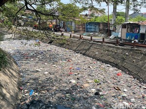 Warga Keluhkan Sampah Menumpuk di Kanal Pettarani Makassar: Bau-Banyak Nyamuk