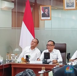 Wamenaker Dapat Laporan Banyak BUMN Tahan Ijazah Karyawan