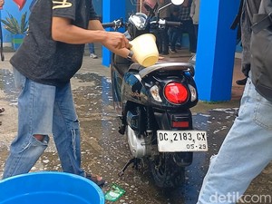 Protes Air Mampet Sebulan Bikin Warga Cuci Motor di Kantor PDAM Mamuju