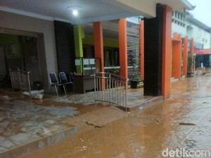 Poli Rawat Jalan RSUD dr Soedomo Trenggalek Tutup Akibat Banjir