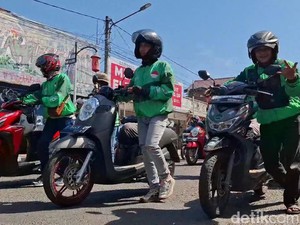 Demo  Ojol di Purwakarta, Dorong Motor hingga Matikan Aplikasi