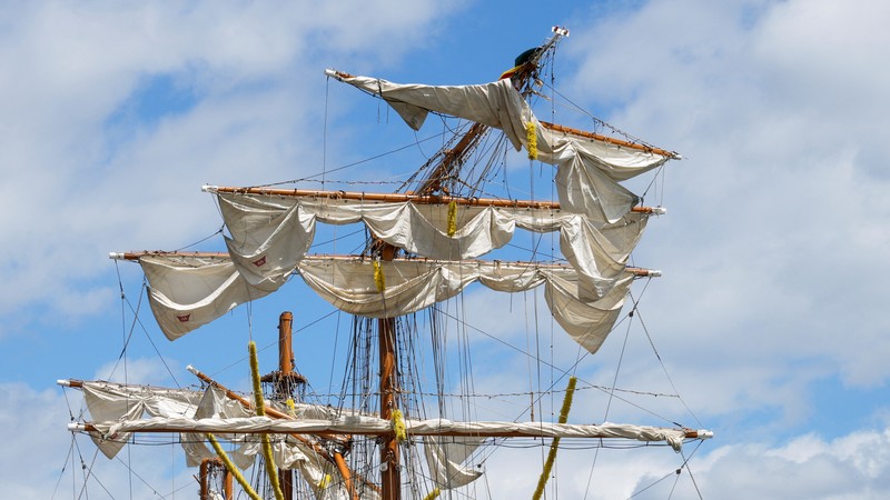 Orang-orang menyaksikan kapal latihan Angkatan Laut Meksiko Cuauhtemoc dengan tiang patah saat berlabuh di dermaga, setelah menabrak Jembatan Brooklyn pada malam hari di New York City, AS, 18 Mei 2025. (REUTERS/Eduardo Munoz)