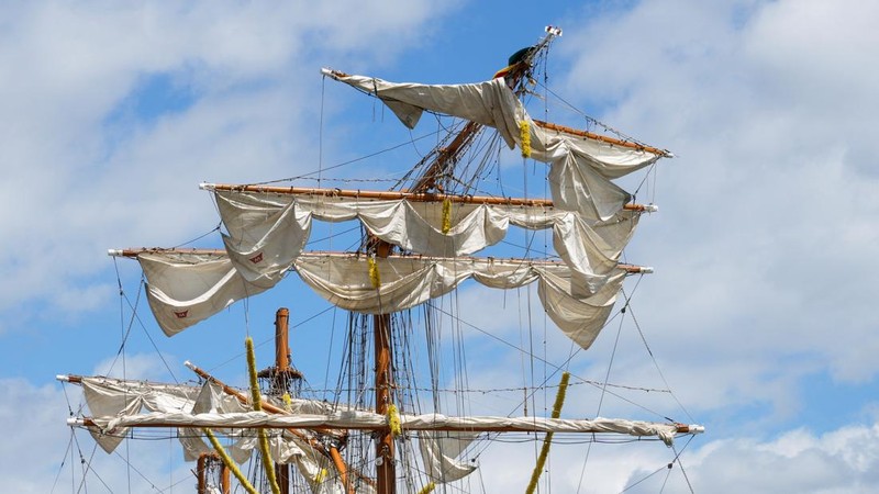 Orang-orang menyaksikan kapal latihan Angkatan Laut Meksiko Cuauhtemoc dengan tiang patah saat berlabuh di dermaga, setelah menabrak Jembatan Brooklyn pada malam hari di New York City, AS, 18 Mei 2025. (REUTERS/Eduardo Munoz)