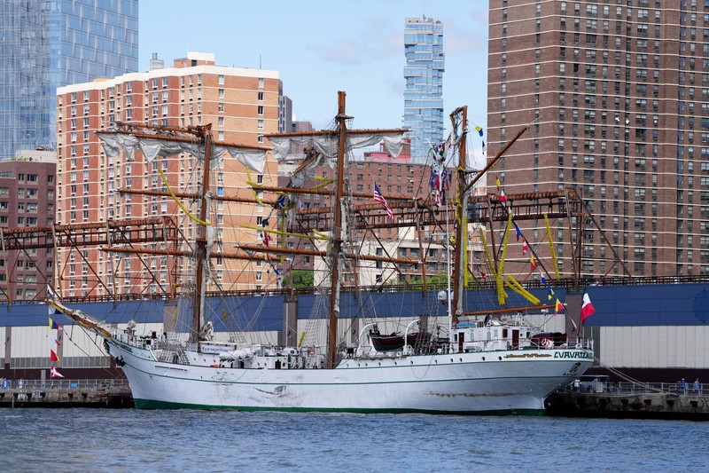 Orang-orang menyaksikan kapal latihan Angkatan Laut Meksiko Cuauhtemoc dengan tiang patah saat berlabuh di dermaga, setelah menabrak Jembatan Brooklyn pada malam hari di New York City, AS, 18 Mei 2025. (REUTERS/Eduardo Munoz)