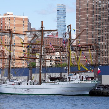 Kapal Militer Mewah Tabrak Jembatan New York, Ini Kondisi Terbarunya