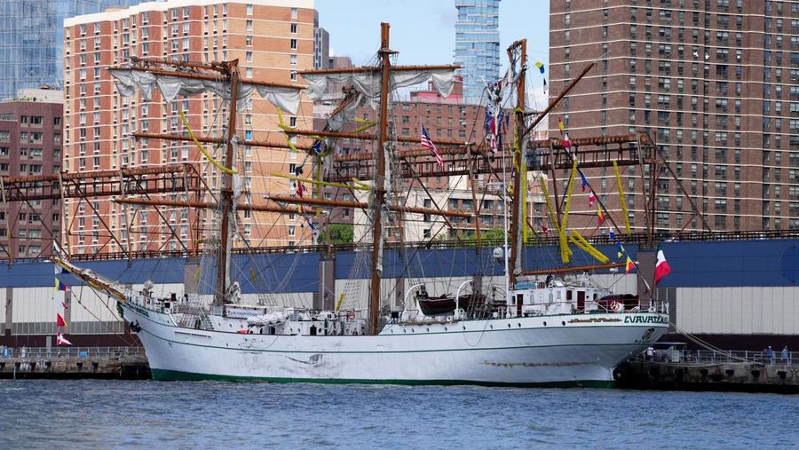 Orang-orang menyaksikan kapal latihan Angkatan Laut Meksiko Cuauhtemoc dengan tiang patah saat berlabuh di dermaga, setelah menabrak Jembatan Brooklyn pada malam hari di New York City, AS, 18 Mei 2025. Orang-orang menyaksikan kapal latihan Angkatan Laut Meksiko Cuauhtemoc dengan tiang patah saat berlabuh di dermaga, setelah menabrak Jembatan Brooklyn pada malam hari di New York City, AS, 18 Mei 2025. (REUTERS/Eduardo Munoz)