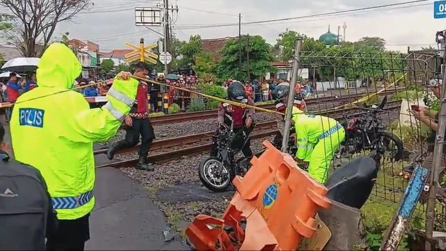 Kecelakaan KA Malioboro di lokasi pelintasan di Kelurahan Mangge, Kecamatan Barat, Magetan. (Dok. Detikcom/Sugeng Harianto)