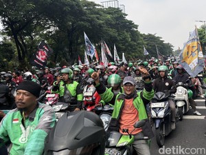 Hindari Tengah Kota Surabaya! Massa Demo Ojol Konvoi ke Kantor Gubernur