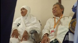 Syukur Pasangan Lansia Naik Haji Bersama: Jemaah-Petugas Membantu, Baik Semua