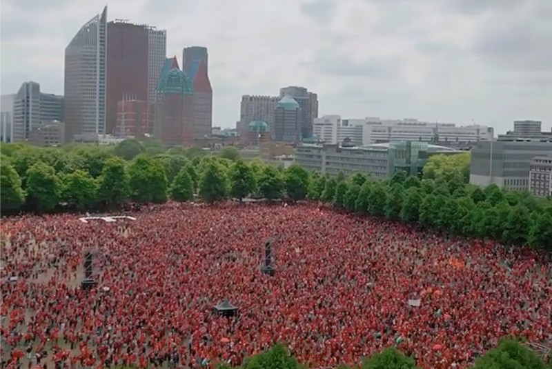 Lebih dari 100.000 orang pendukung Palestina menggelar aksi perlawanan terhadap genosida Israel dalam aksi solidaritas besar-besaran di Den Haag, Belanda, pada Minggu (18/5/2025). Lebih dari 100.000 orang pendukung Palestina menggelar aksi perlawanan terhadap genosida Israel dalam aksi solidaritas besar-besaran di Den Haag, Belanda, pada Minggu (18/5/2025). (Tangkapan Layar Instagram/eye.on.palestine via officialdronelady)