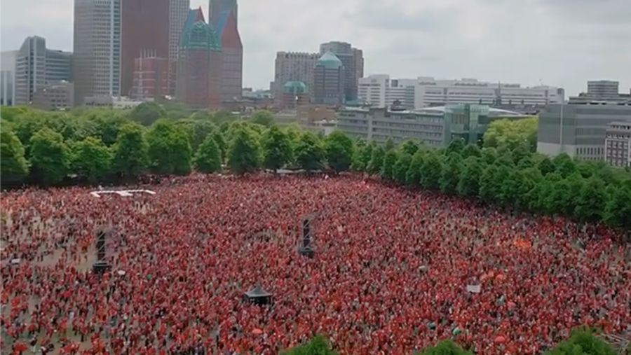 Lebih dari 100.000 orang pendukung Palestina menggelar aksi perlawanan terhadap genosida Israel dalam aksi solidaritas besar-besaran di Den Haag, Belanda, pada Minggu (18/5/2025). (Tangkapan Layar Instagram/eye.on.palestine via officialdronelady)