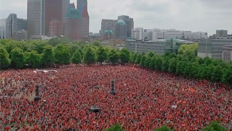 Lebih dari 100.000 orang pendukung Palestina menggelar aksi perlawanan terhadap genosida Israel dalam aksi solidaritas besar-besaran di Den Haag, Belanda, pada Minggu (18/5/2025). (Tangkapan Layar Instagram/eye.on.palestine via officialdronelady)