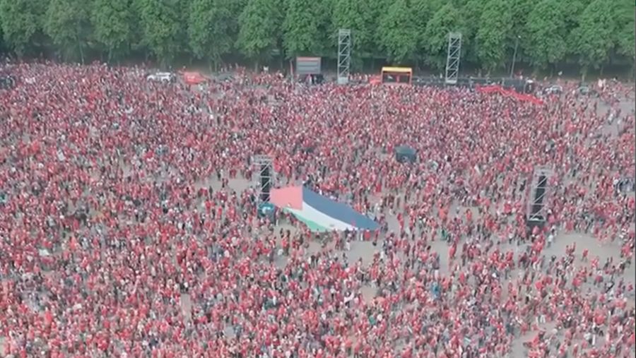 Lebih dari 100.000 orang pendukung Palestina menggelar aksi perlawanan terhadap genosida Israel dalam aksi solidaritas besar-besaran di Den Haag, Belanda, pada Minggu (18/5/2025). (Tangkapan Layar Instagram/eye.on.palestine via officialdronelady)