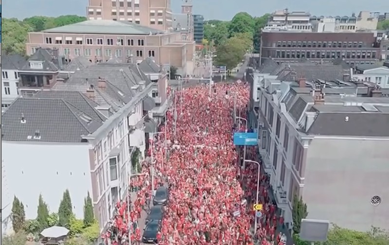 Lebih dari 100.000 orang pendukung Palestina menggelar aksi perlawanan terhadap genosida Israel dalam aksi solidaritas besar-besaran di Den Haag, Belanda, pada Minggu (18/5/2025). (Tangkapan Layar Instagram/eye.on.palestine via officialdronelady)