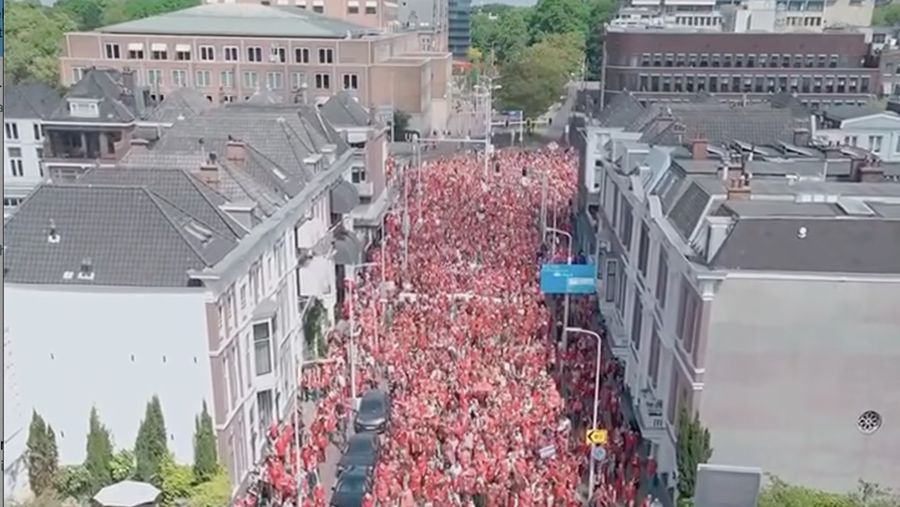 Lebih dari 100.000 orang pendukung Palestina menggelar aksi perlawanan terhadap genosida Israel dalam aksi solidaritas besar-besaran di Den Haag, Belanda, pada Minggu (18/5/2025). (Tangkapan Layar Instagram/eye.on.palestine via officialdronelady)